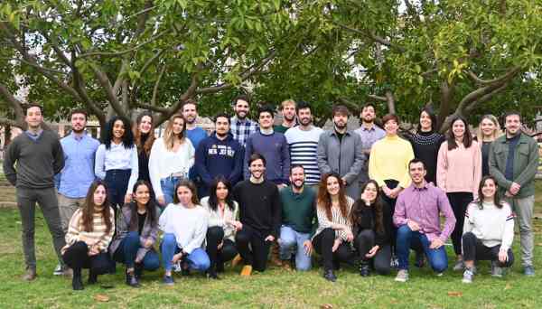 A group photo of the Materialesdefabrica.com staff. 