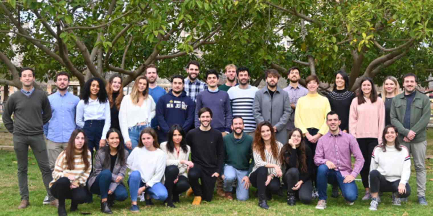 A group photo of the Materialesdefabrica.com staff.