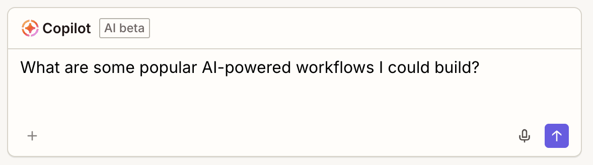 질문을 표시하는 Zapier Copilot 내의 채팅 창 "내가 만들 수 있는 인기 있는 AI 기반 워크플로에는 어떤 것이 있나요?"아래에 녹음 및 보내기 버튼이 있습니다.