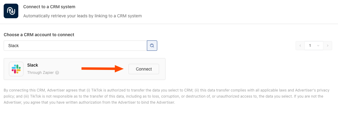 Une flèche pointe vers un bouton indiquant « Se connecter » à droite de l'icône et du nom de l'application Slack, après avoir tapé « Slack » dans le champ de recherche CRM de TikTok Ads Manager.