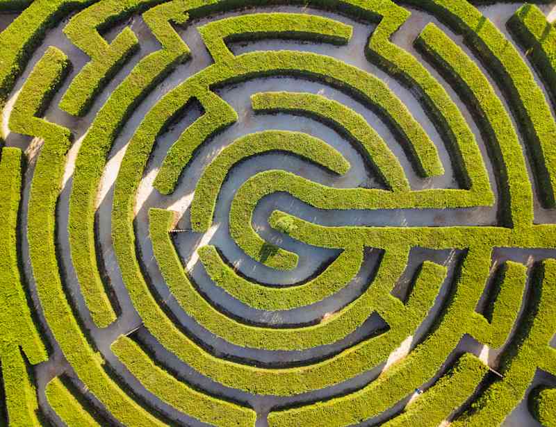 istock-00-botanical-maze a botanical maze