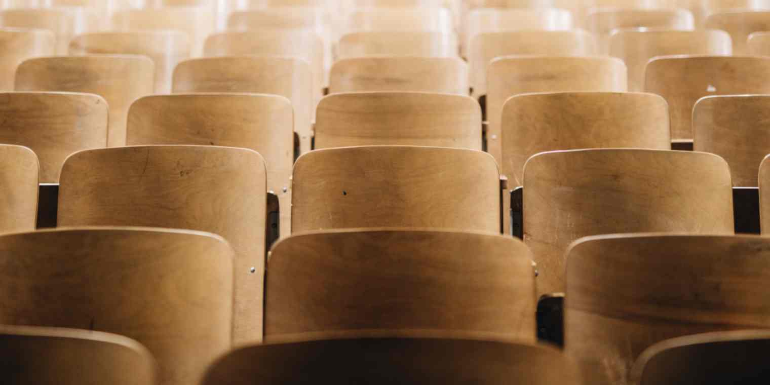 recent-college-graduates-in-th primary img