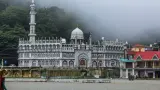 Discover colonial charm of Mall Road with TravelTaxi's heritage walks in Nainital, Uttarakhand.