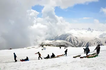 Embrace adventure in Gulmarg with TravelTaxi - Thrilling skiing and snowboarding experiences.