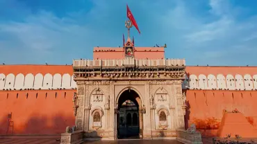 Explore the majestic Junagarh Fort in Bikaner with TravelTaxi - A stunning example of Rajput architecture and grandeur.