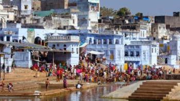 Attend the mesmerizing evening aarti at Varah Ghat in Pushkar - Let TravelTaxi guide you through the experience.