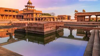 Discover the majestic Buland Darwaza at Fatehpur Sikri with TravelTaxi's guided tours in Uttar Pradesh, India.