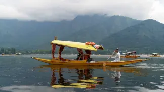 Discover the enchanting beauty of Dal Lake in Srinagar with TravelTaxi for a mesmerizing Kashmiri experience.