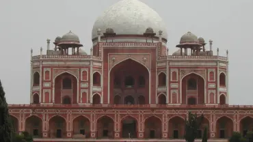 Witness the grandeur of Humayun's Tomb with TravelTaxi's guided tours in Delhi, a UNESCO World Heritage Site.