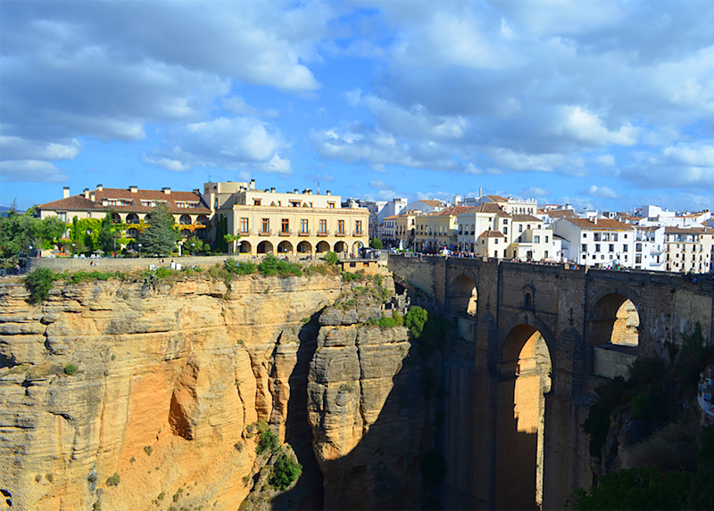 Ronda se encuentra en el corazón de la Serranía de Ronda, a unos 100 km