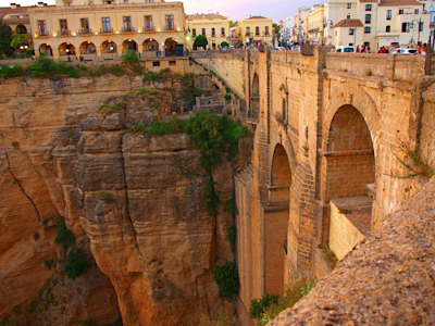 Ronda se encuentra en el corazón de la Serranía de Ronda, a unos 100 km