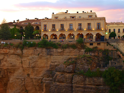 Ronda se encuentra en el corazón de la Serranía de Ronda, a unos 100 km