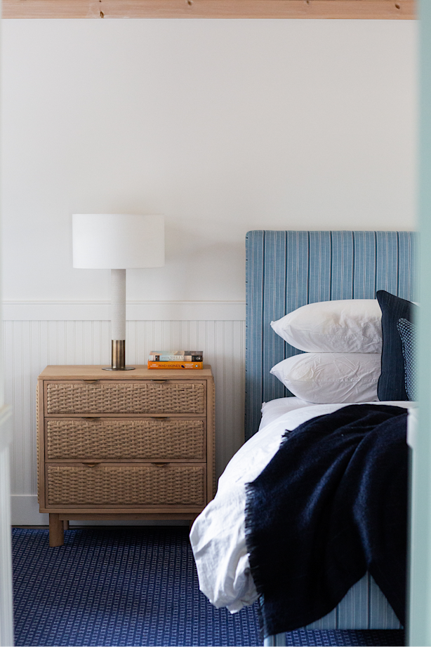 donner-bedroom-table