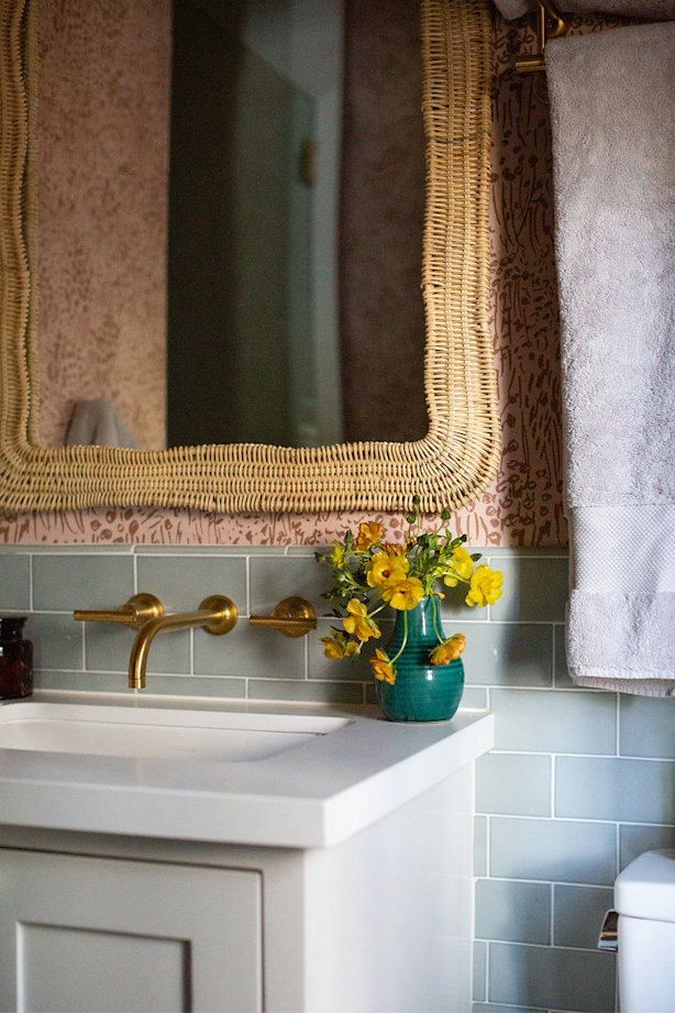 donner-bathroom-flowers