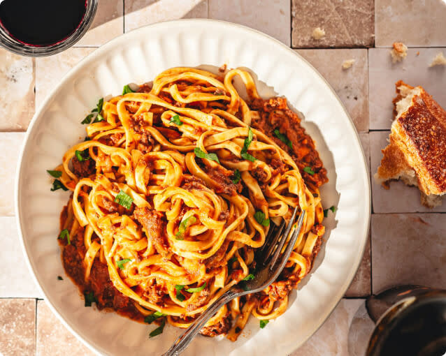Spaghetti bolognese and red wine