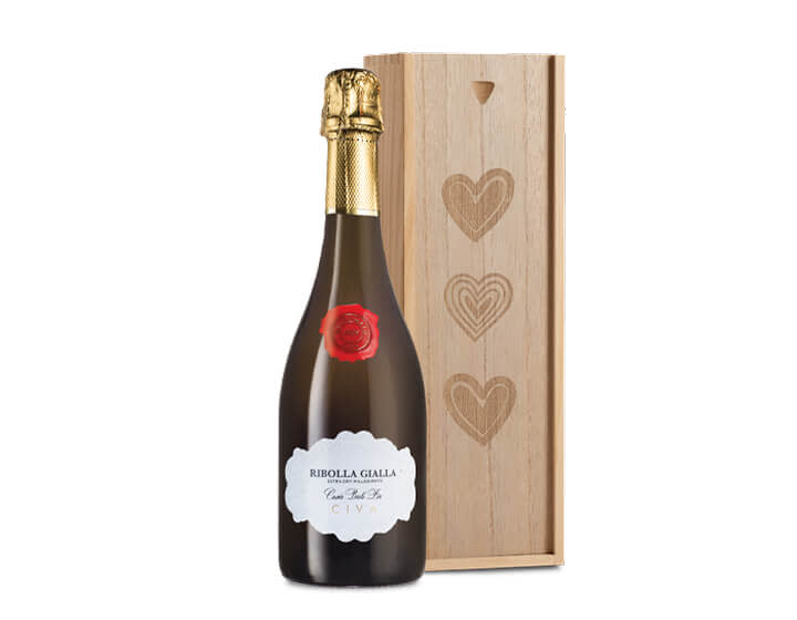 An image of a bottle of sparkling wine next to a wooden gift box engraved with hearts