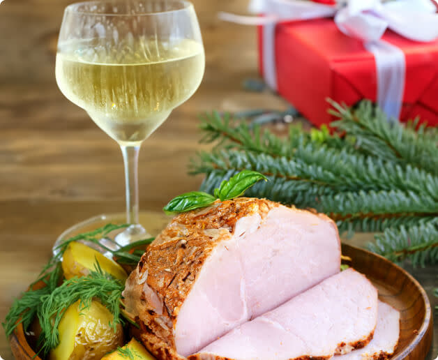 White wine paired with honey glazed ham for Christmas dinner