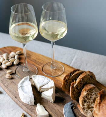 Wine pairings with brie cheese; brie cheese wheel
