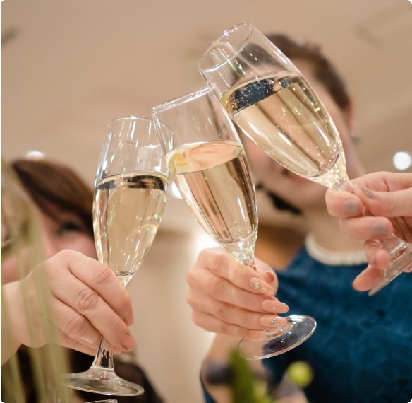 How to hold a champagne flute properly