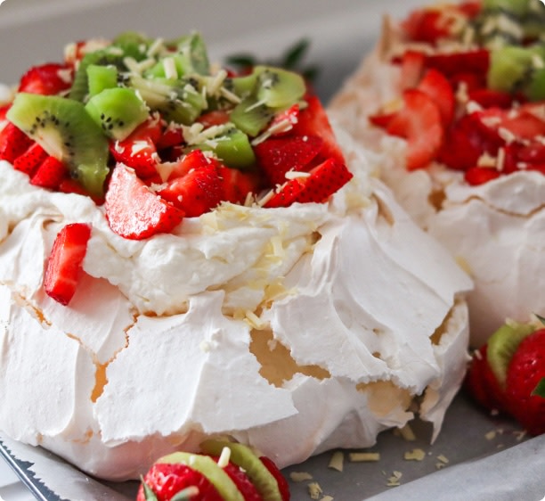 Fruit pavlova