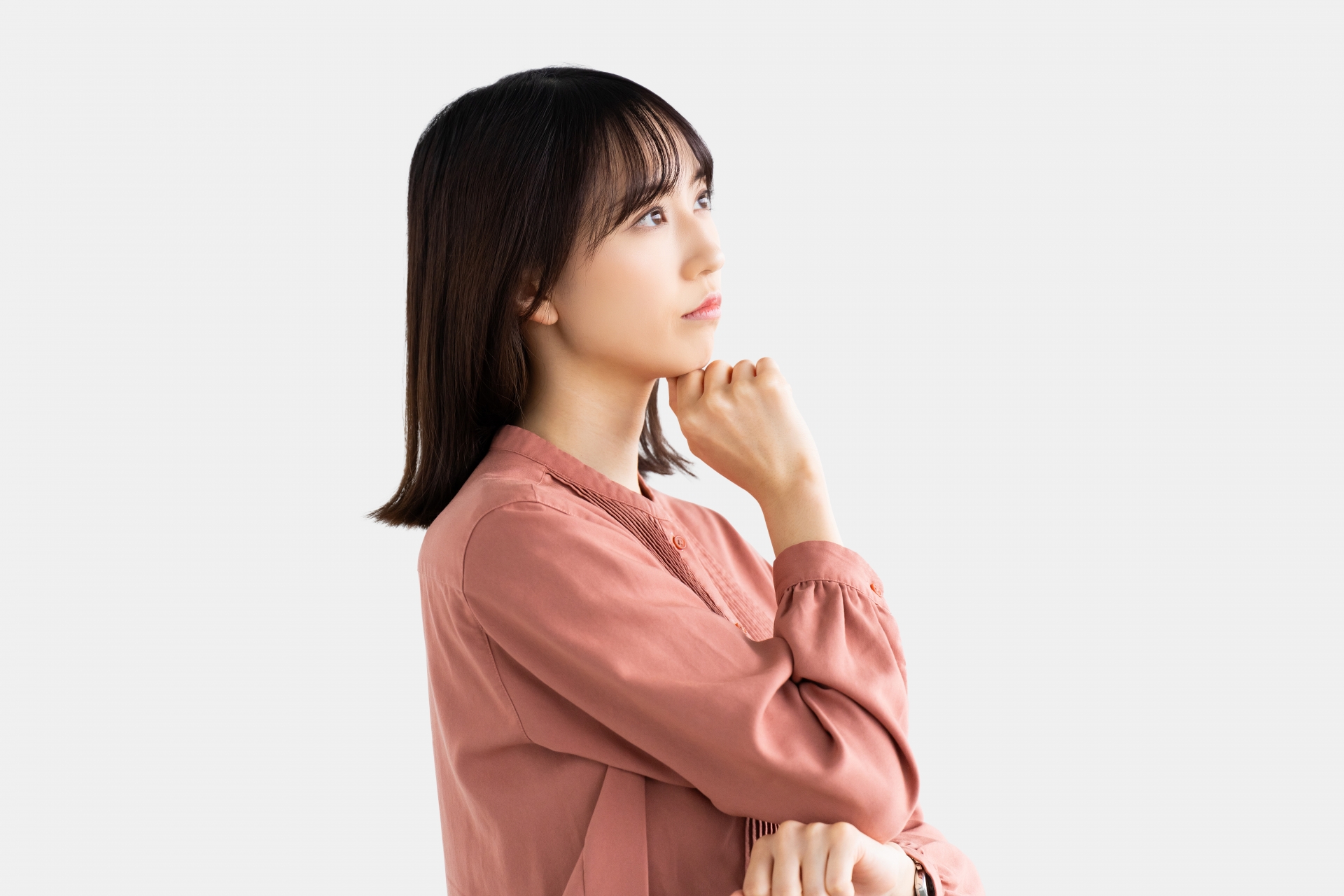 出っ歯に悩む女性