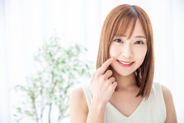 歯のホワイトニングする女性　 teeth
