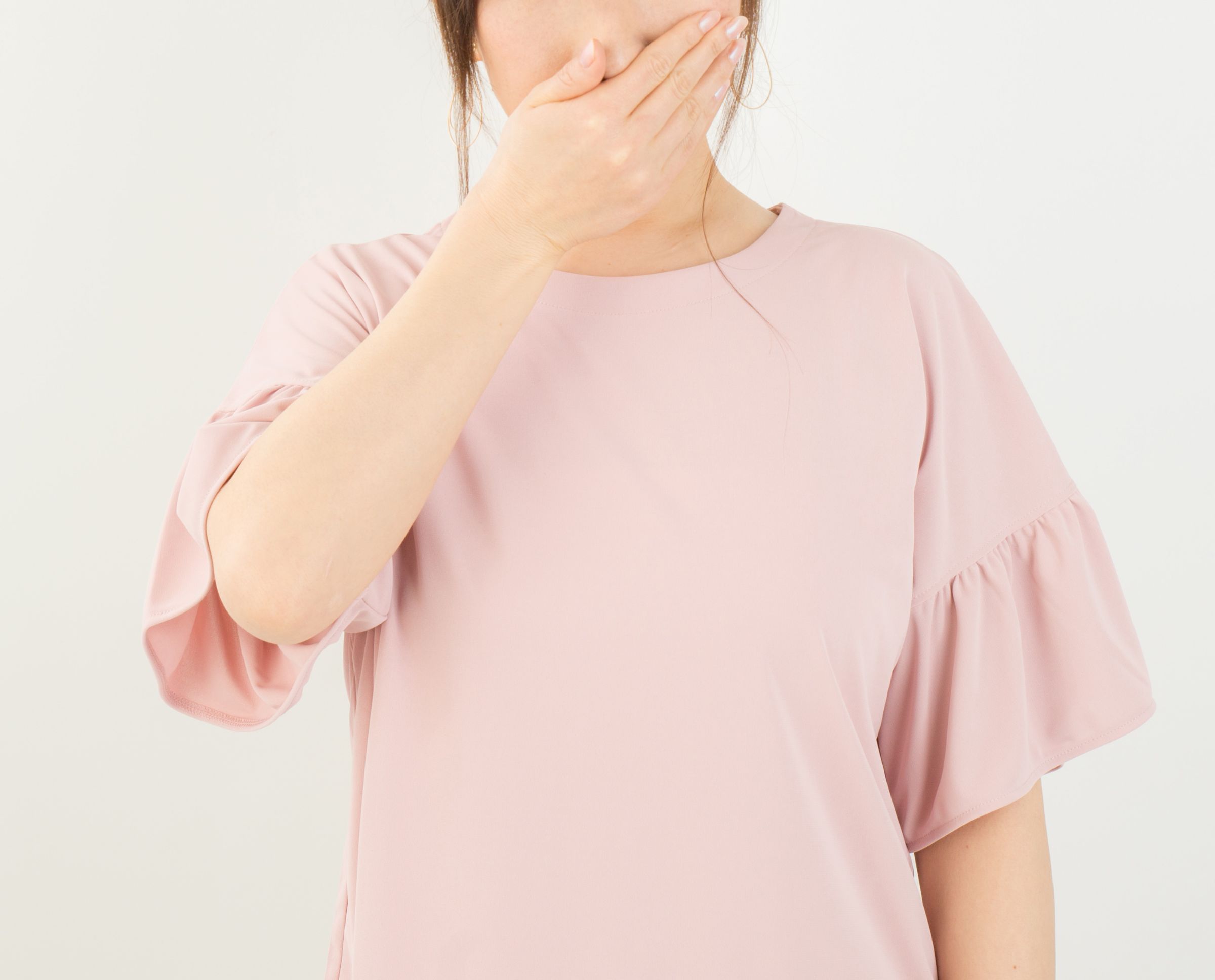 口を抑える女性