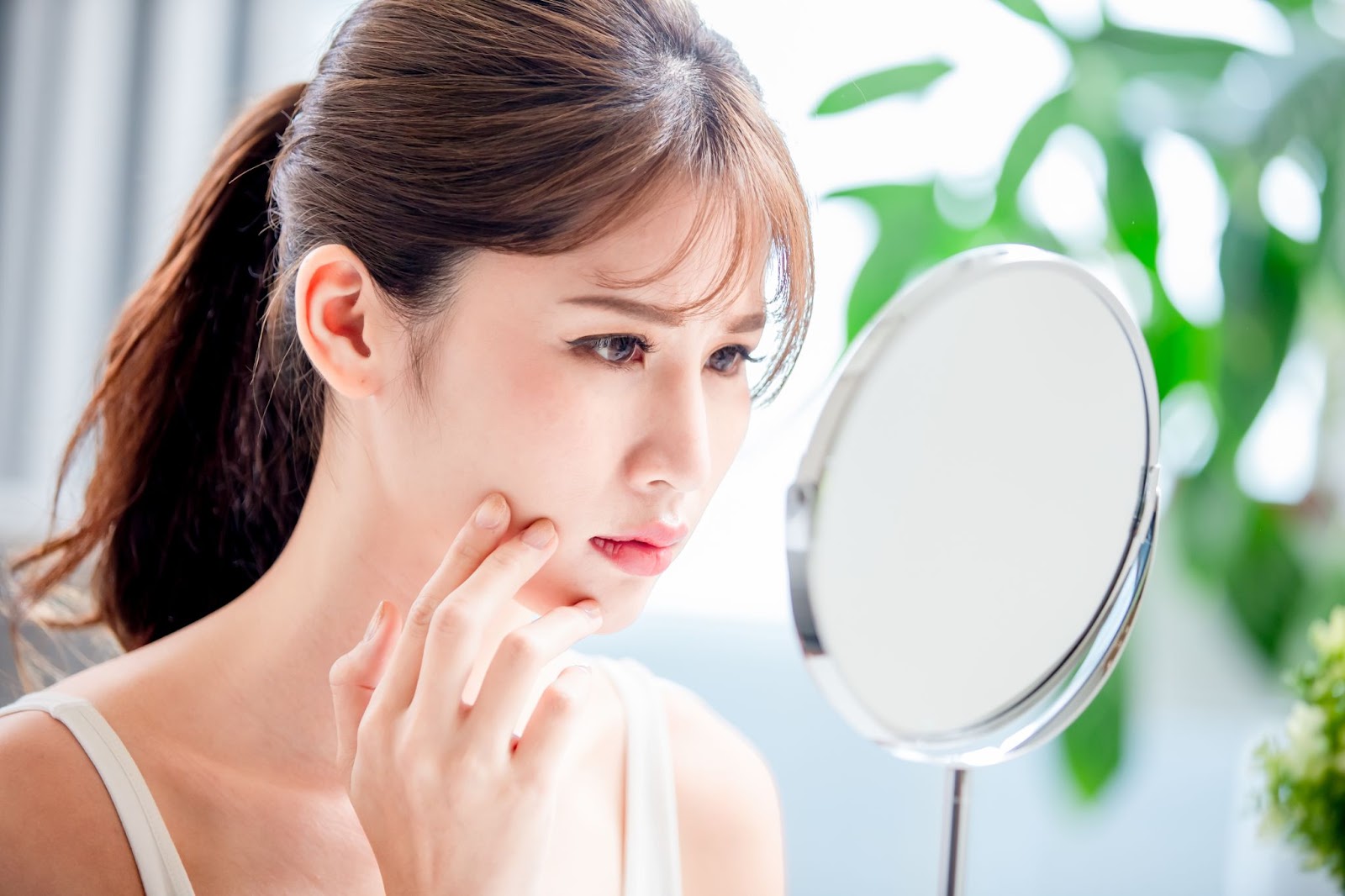 口元の変化が気になる女性