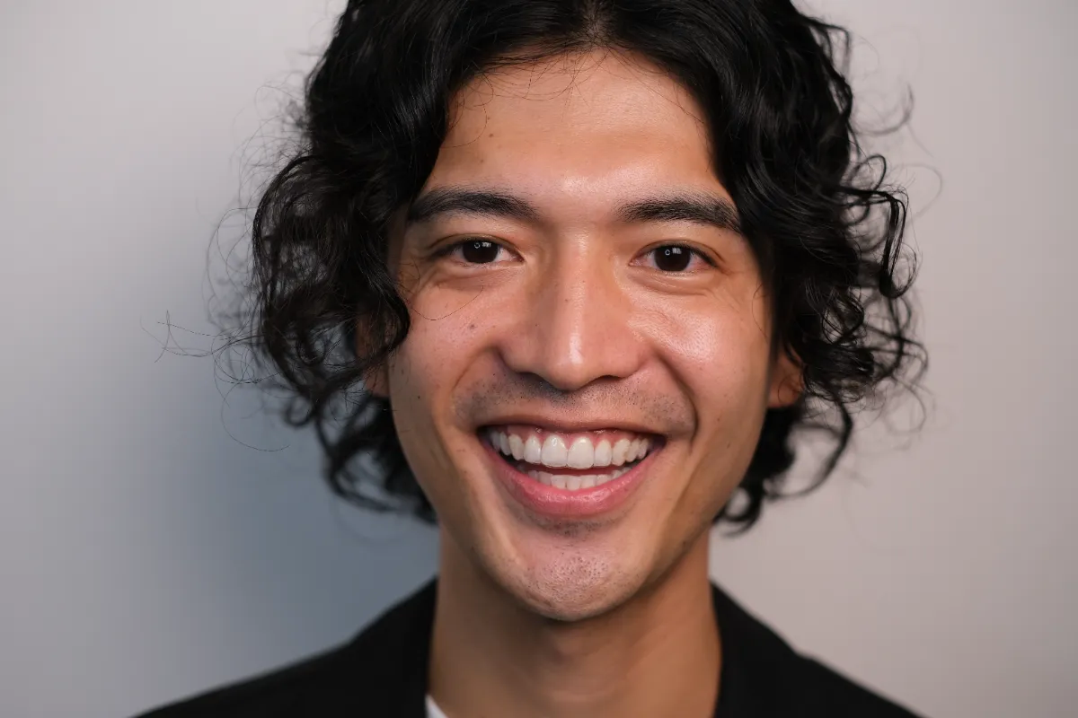 マウスピース矯正 Oh my teethのマウスピースをはめている男性