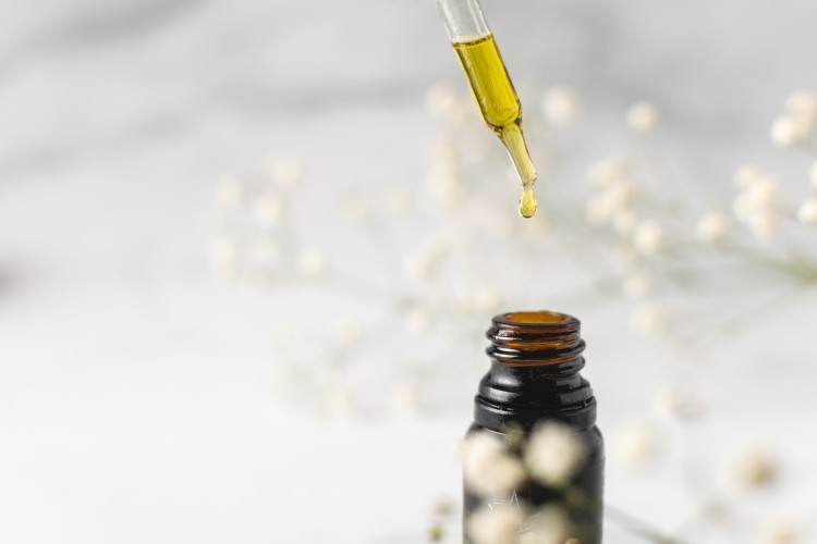 Use These Essential Oils for Dry Scalp