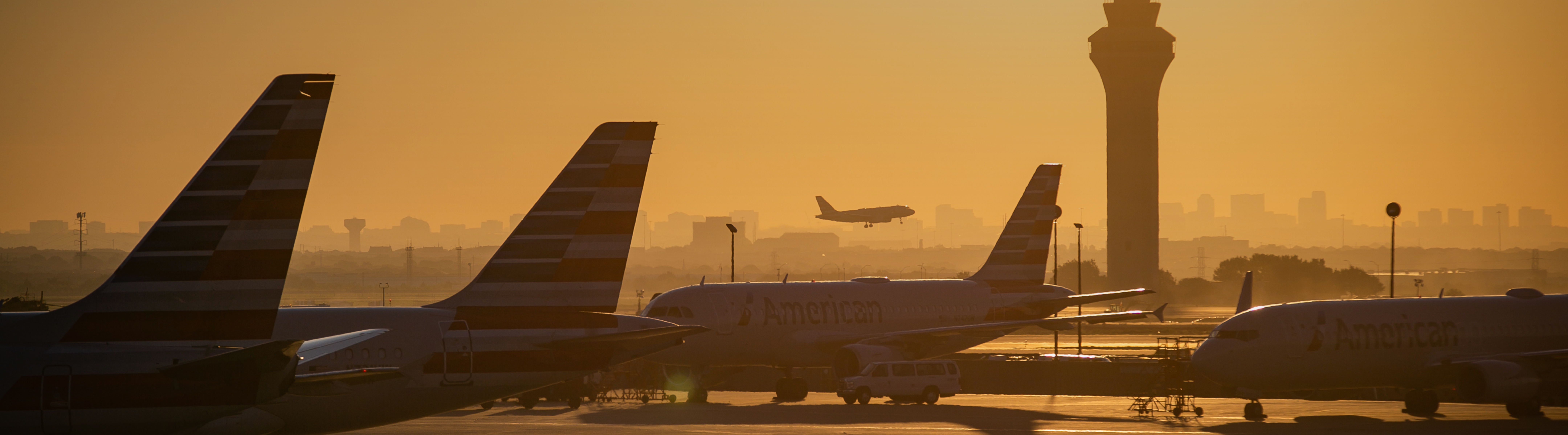 Chegadas E Partidas Dos Voos Em Dallas Foto Editorial - Imagem de  aeroporto, partidas: 50101161