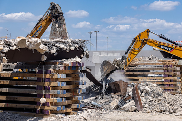 Construction Notice: DFW Airport Schedules Roadway Closures for Demolition of Terminal A Flyover Bridge 