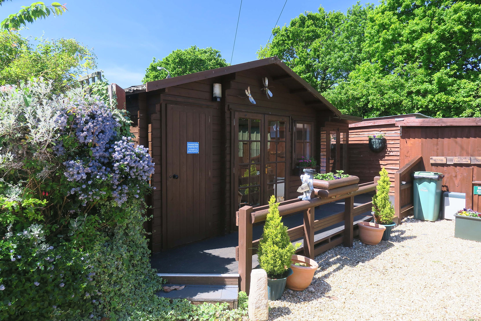 Picture of alverstone ponds reception on the bank of the river yar