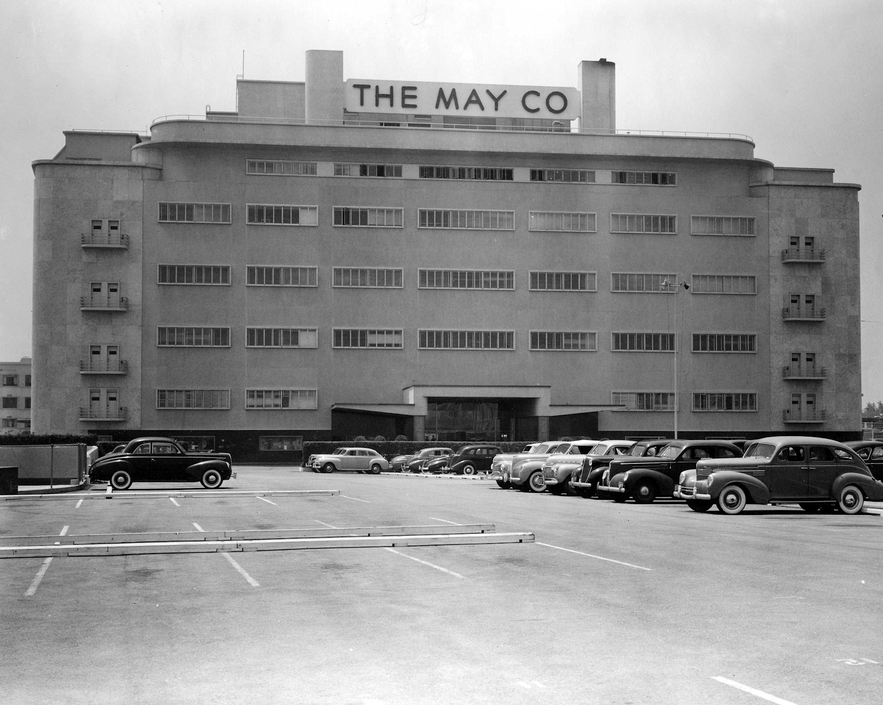 Exterior, north face, May Company department store, 6067 Wilshire Blvd., Los Angeles, California, 1942. Bison Archives photographs collected by Marc Wanamaker, Margaret Herrick Library, Academy of Motion Picture Arts and Sciences.
