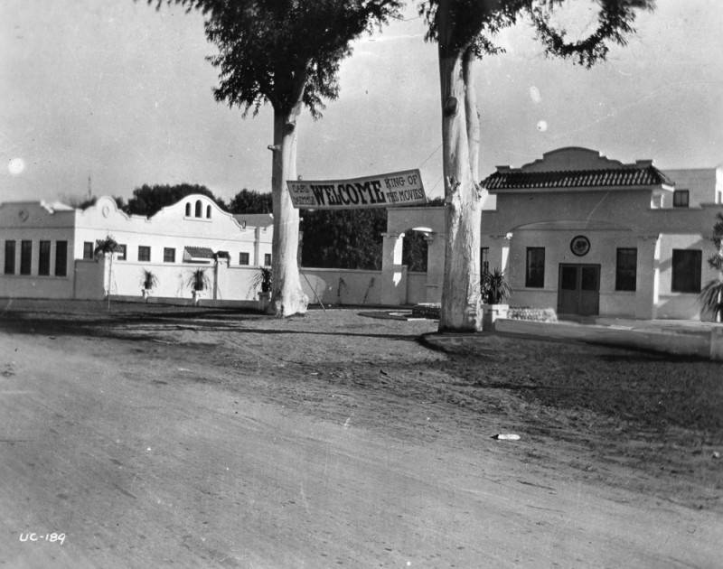 The front of the Universal Pictures Company, featuring a banner that reads “Welcome,” “Carl Laemmle,” and “King of the Movies,” 1915, courtesy of Security Pacific National Bank Photo Collection, Digital Collections of the Los Angeles Public Library.