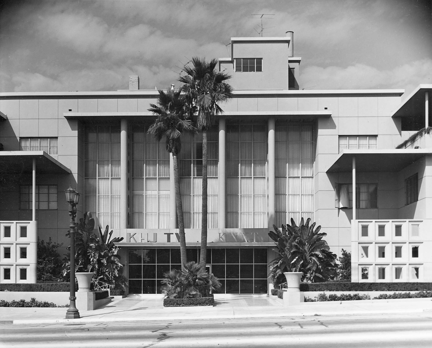 The exterior of the Mutual Don Lee Broadcasting System building, ca. 1960, before becoming the Academy of Motion Picture Arts and Sciences Pickford Center for Motion Picture Study

Courtesy of AMPAS reference collection, Margaret Herrick Library, Academy of Motion Picture Arts and Sciences, photo: Al Green & Associates 