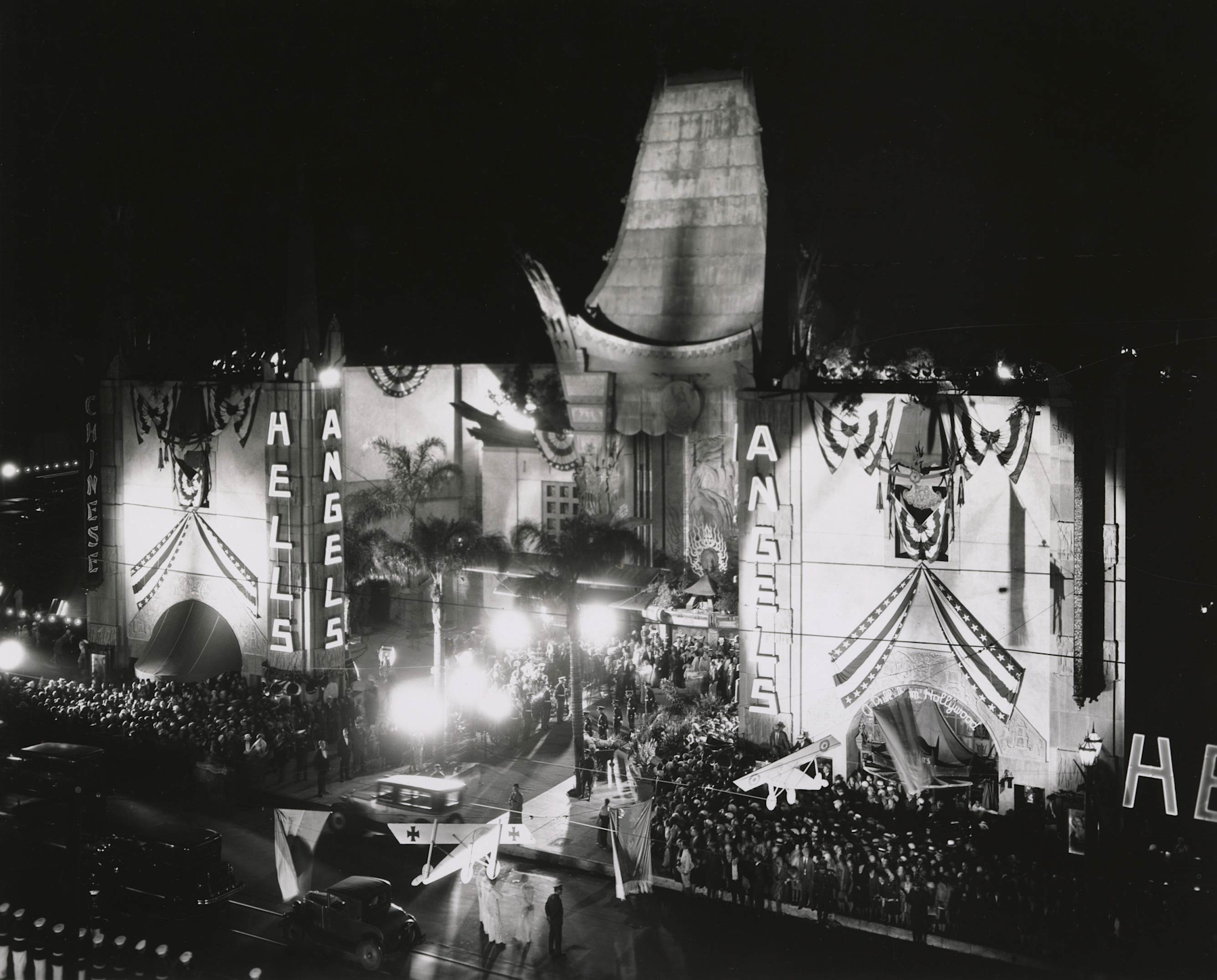 The exterior of the Chinese Theatre on May 27, 1930, during the world premiere of Hell’s Angels (USA, 1930)  
Courtesy of Howard Hughes collection, Margaret Herrick Library, Academy of Motion Picture Arts and Sciences