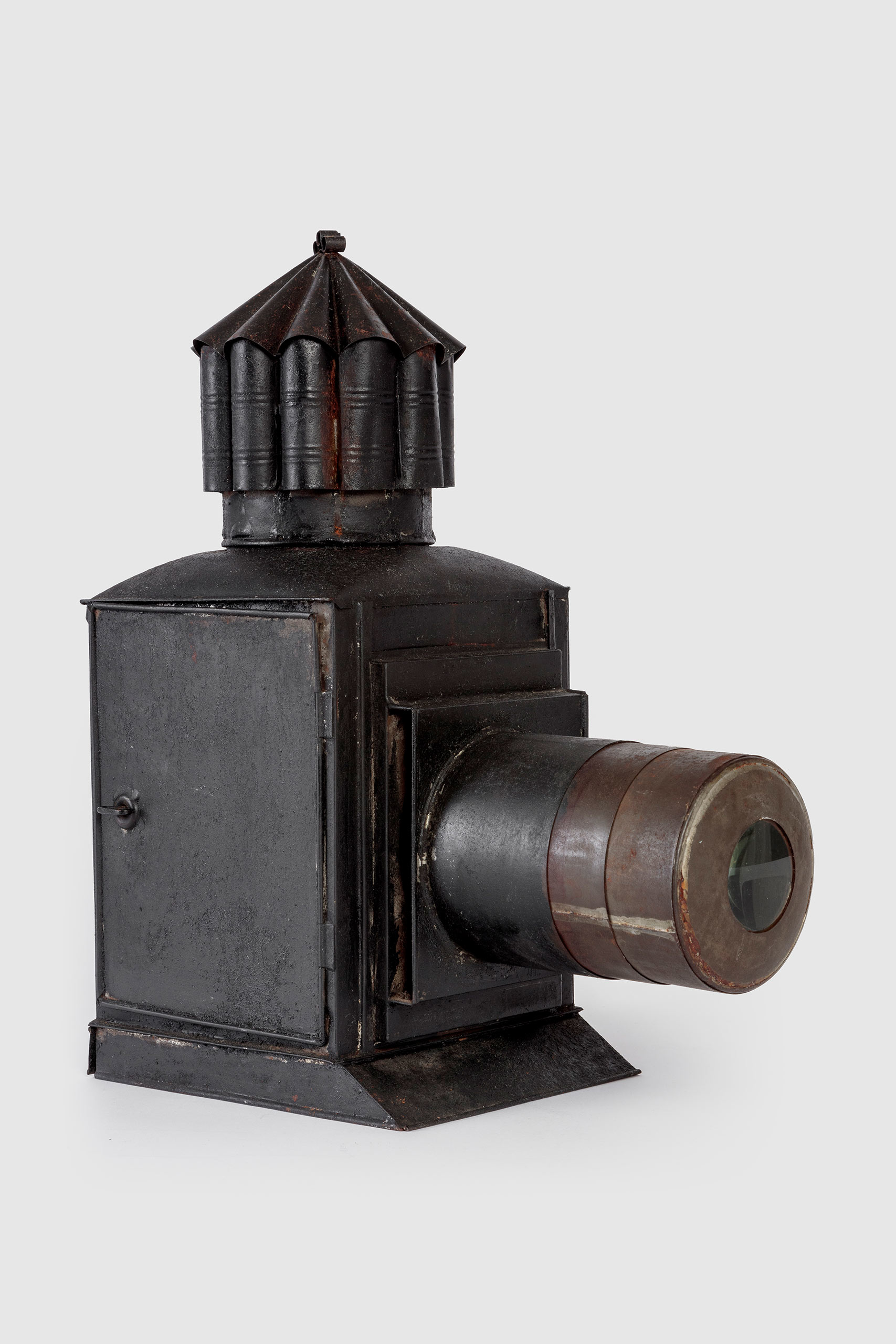 Bull’s Eye Magic Lantern, Steel, paint, and glass, c. 18th century, Great Britain, from the Richard Balzer Collection, gift of Patricia Bellinger Balzer, Photo by Joshua White/JW Pictures, ©Academy Museum Foundation