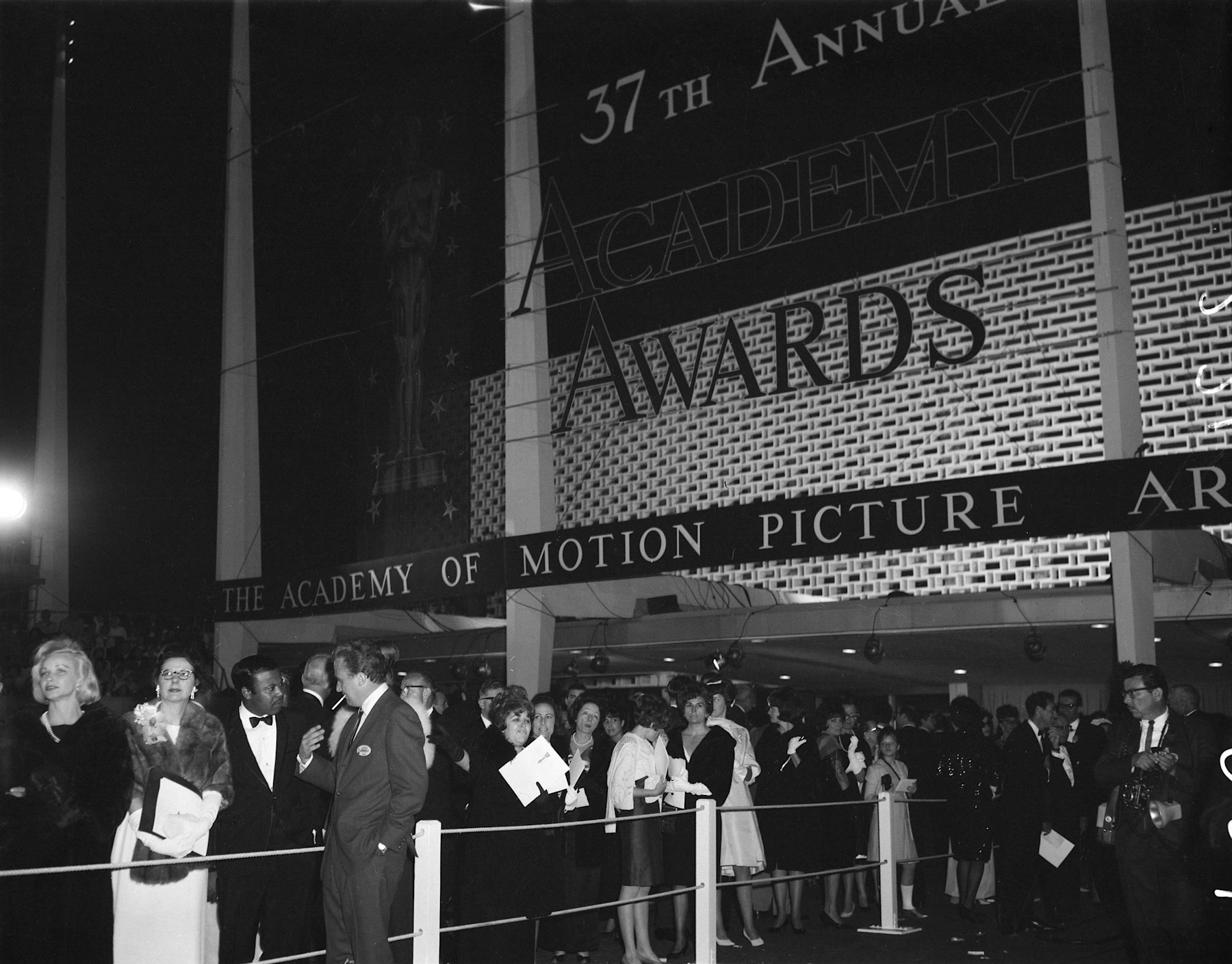 Guests entering the Santa Monica Civic Auditorium, the night of the 1964 Academy Awards ceremony 

Courtesy of Academy Awards show photographs, Margaret Herrick Library, Academy of Motion Picture Arts and Sciences 