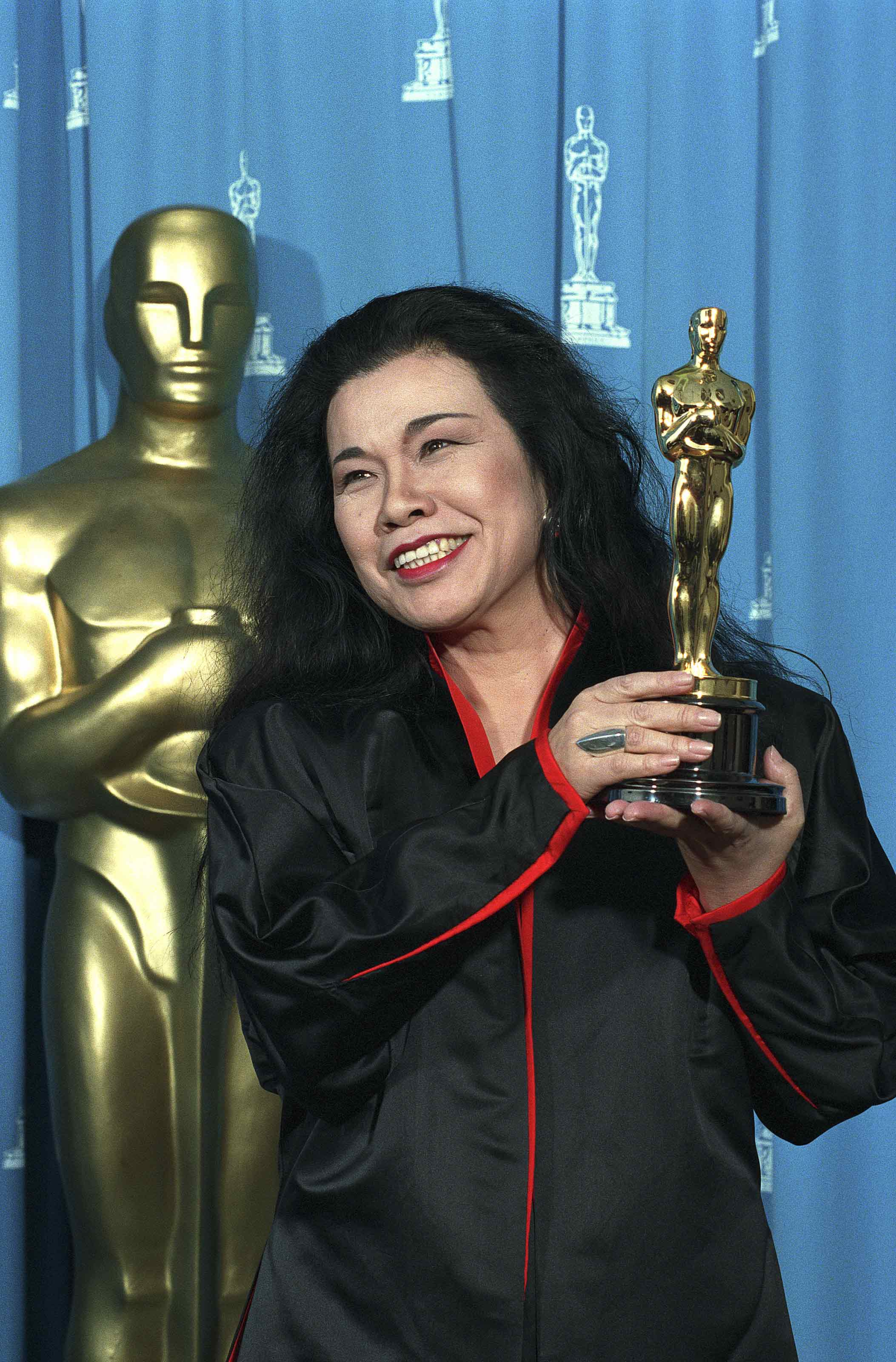 Eiko Ishioka, backstage at the 1992 (65th) Academy Awards ceremony. Photo Credit: Long Photography. Academy Awards show photographs, Margaret Herrick Library, Academy of Motion Picture Arts and Sciences.
