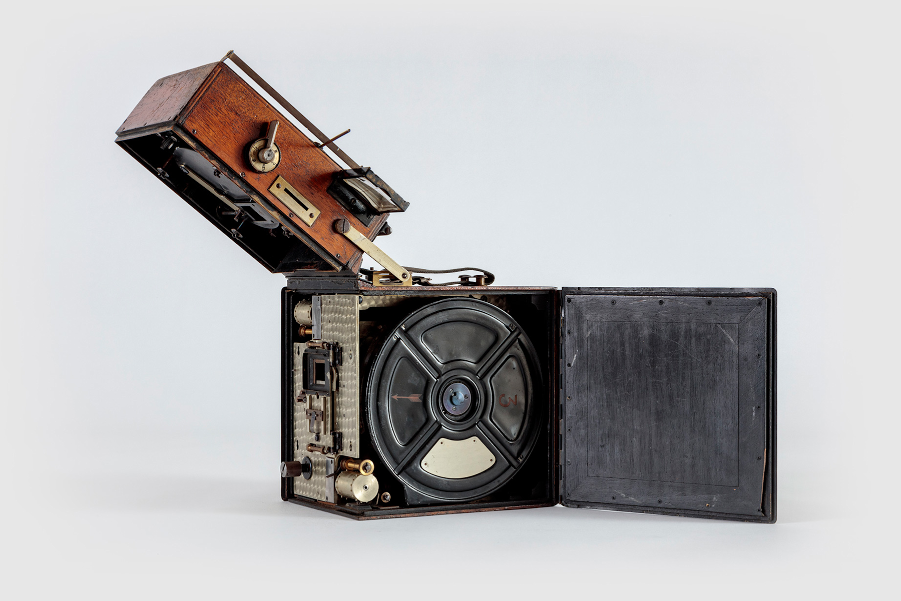 'Le Parvo' 35mm Cine Camera, 1908. Academy Museum of Motion Pictures. Photo by Joshua White, JWPictures/©Academy Museum Foundation