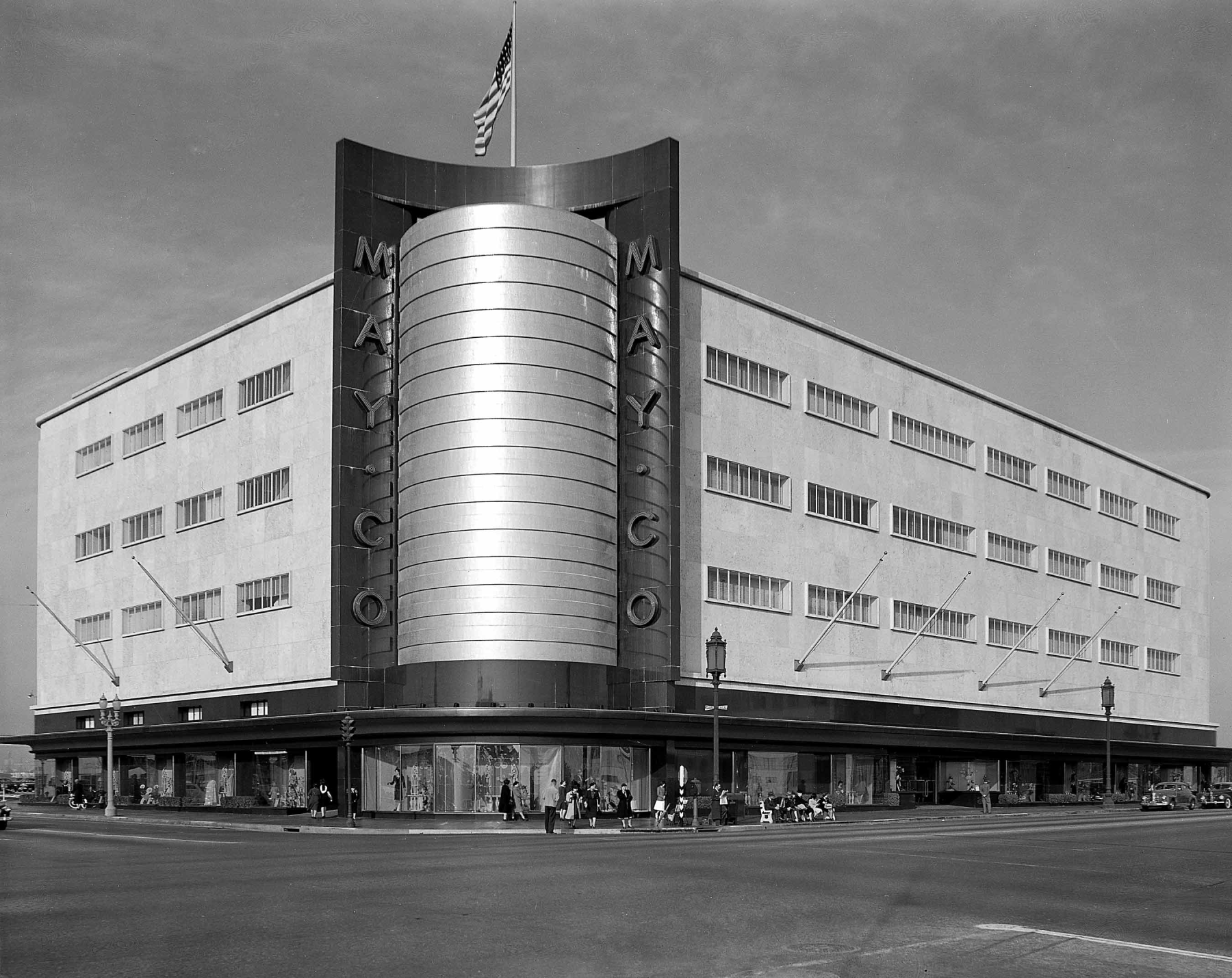Exterior, May Company department store, 6067 Wilshire Blvd., Los Angeles, California, 1942. Courtesy of the Bison Archives photographs at the Margaret Herrick Library
