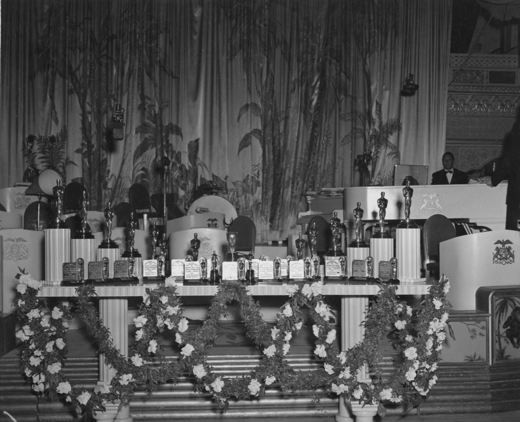 The statuettes for the 1939 Academy Awards ceremony on a dais inside the Cocoanut Grove club at the Ambassador Hotel 

Courtesy of Academy Awards show photographs, Margaret Herrick Library, Academy of Motion Picture Arts and Sciences 