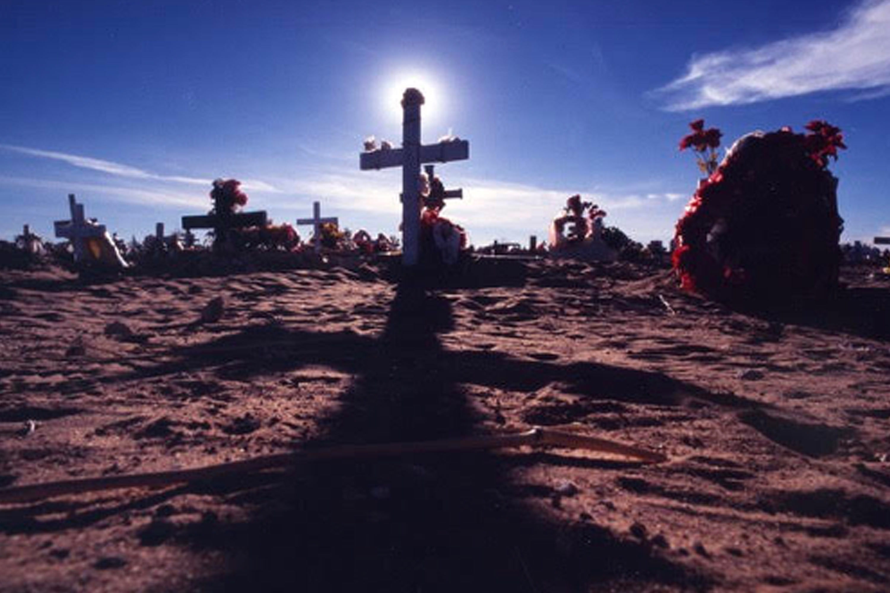 Un cementerio en Juarez, Mexico donde están enterradas muchas víctimas de la violencia fronteriza. SEÑORITA EXTRAVIADA (Mexico, 2001), courtesy of Lourdes Portillo/Xochitl Films.