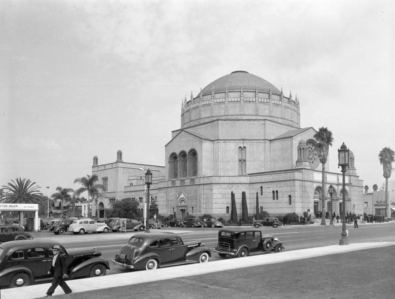Exterior view of Wilshire Boulevard Temple, ca. 1939, Works Progress Administration Photo Collection, Digital Collections of the Los Angeles Public Library.
