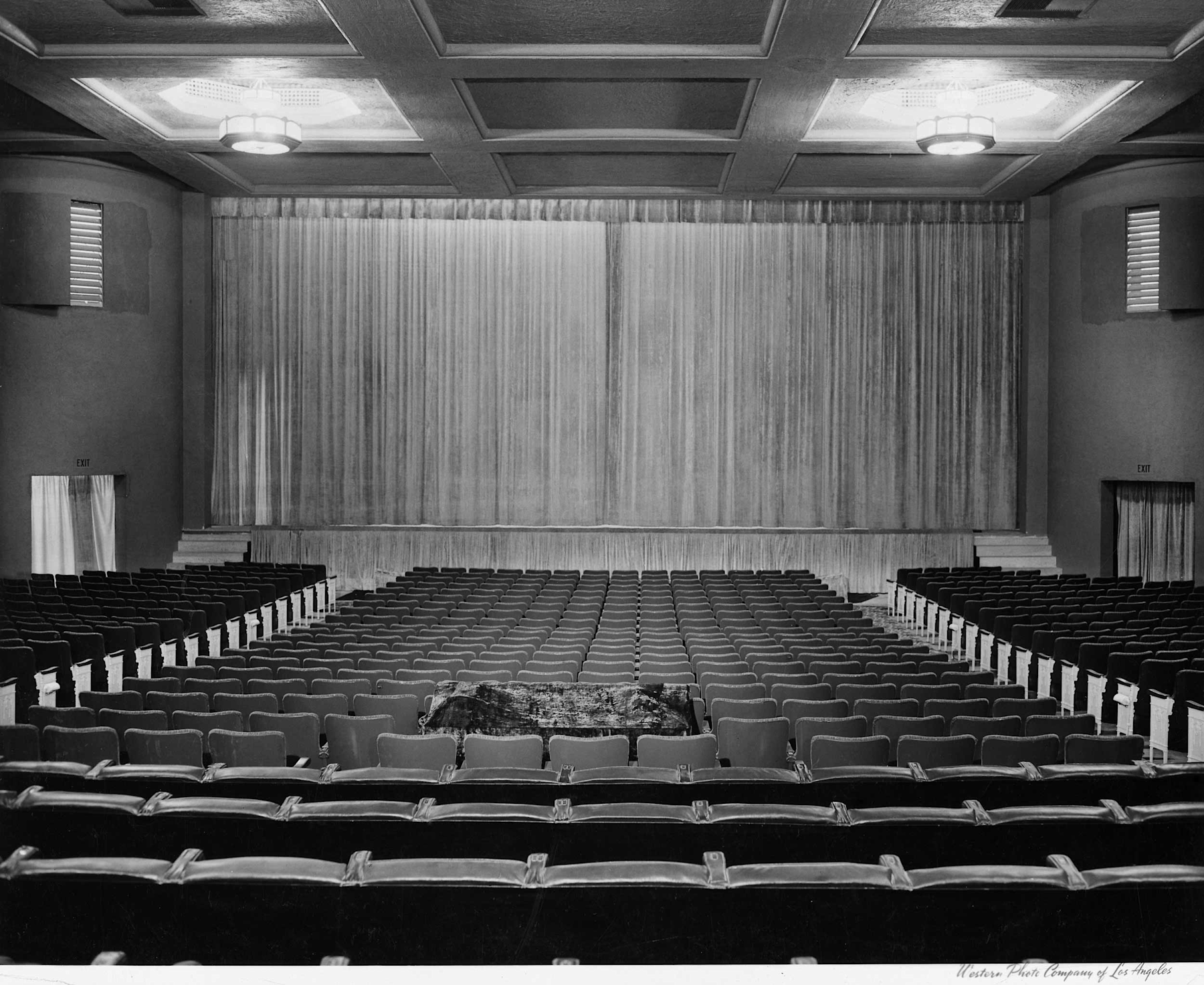 The inside of the Marquis Theatre, 1940s 

Courtesy of Tom B'hend and Preston Kaufmann collection, Margaret Herrick Library, Academy of Motion Picture Arts and Sciences 