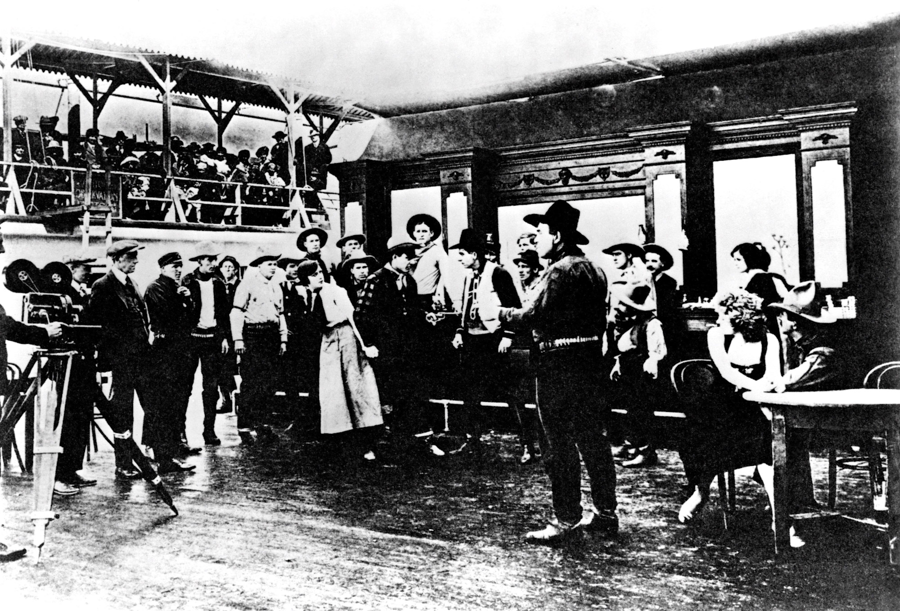 Harry Carey Sr., shooting a western at Universal while tourists look on, 1917, Everett Collection.