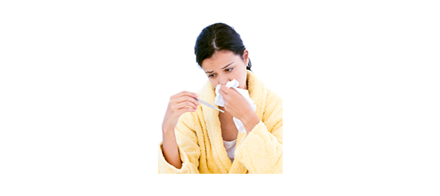 Kvinna med symptom på allergi eller förkylning