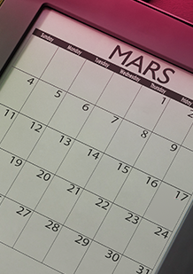 Bild på en kalender över Mars månad. Bilden illustrerar att det är bra att planera när mensen kommer så att du är förberedd med exempelvis tamponger i väskan.