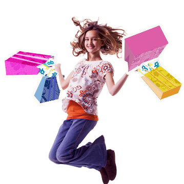 Bild på en ung kvinna som håller flera påsar i händerna. Påsarna är fulla med o.b.® tamponger och illustrerar att det finns många olika tamponger att välja mellan, för dina olika behov